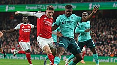 Viktor Gyökeres z Arsenalu (vlevo) je atakován Emmanuelem Agbadouem z...