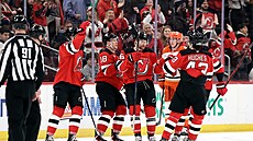Útoník New Jersey Devils Connor Brown slaví se spoluhrái gól do prázdné...