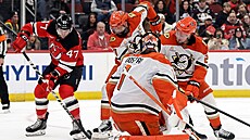 Branká� Anaheim Ducks Luká� Dostál a obránce Radko Gudas u gólu Paula Cottera z...