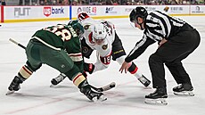 Úto�ník Minnesota Wild Ryan Hartman proti Timu Stützlemu z Ottawa Senators na...