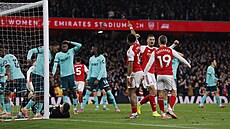 Myles Lewis-Skelly a William Saliba (Arsenal) slaví vlastní gól Sama Johnstona...