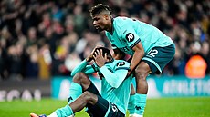 Yerson Mosquera z Wolverhamptonu utován Emmanuelem Agbadou po vlastním gólu v...