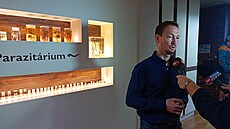 Inkoust za nkolik hodin po tetování putuje lymfatickými cévami a ve velkém...