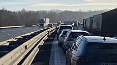 P�ed místem hromadné nehody na 100. kilometru dálnice D1 se vytvo�ila dlouhá...