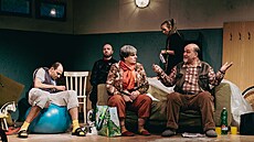 P�edstavení Spole�enstva vlastník� vy�aduje od �trnácti herc� Horáckého divadla...