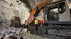 Stavba�i si mohou od�krtnout dal�í d�le�itý milník na dálnici D35. Tunel Homole...