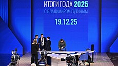 P�ípravy na ka�doro�ní tiskovou konferenci ruského prezidenta Vladimira Putina...