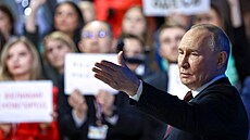 Ruský prezident Vladimir Putin na výro�ní tiskové konferenci. (19. listopadu...