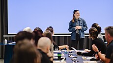 Martina Freitag p�i vedení workshopu. (15. prosince 2025)