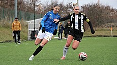 Elika Stropková hlídá mí ped soupekou.