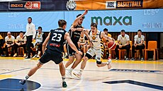 Jakub �urý v bílém proti dv�ma protihrá��m.