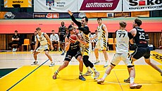 Jan Karlovský (v bílém s �ernými rukávy) se sna�í získat mí�.