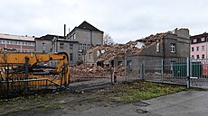 V Karlových Varech za�ala demolice �ásti historické budovy st�ední keramické...