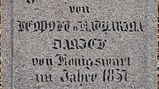 Detail nápisu, který prozrazuje, �e byl k�í� osazen v roce 1857