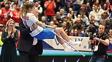 Zranná kapitánka eského týmu Michaela Kubeková si jde na podium pro medaili...