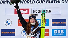 Lou Jeanmonnotová se raduje z vítzství ve sprintu v Hochfilzenu.