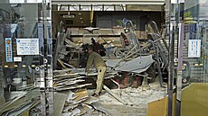 Dlník kontroluje kody po zemtesení (9. prosince 2025)