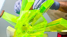 Po utavení skloviny je uranové sklo zcela zdravotn bezpené, jak pro skláe...