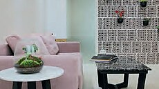 Pou�ité sv�tlé a teplé materiály vytvá�ejí dojem harmonického a...