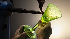 Práce s k�i��álovým sklem s p�ídavkem oxidu urani�itého je prakticky stejná...