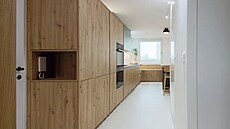 Sv�tla podlaha prostor opticky zv�t�uje.