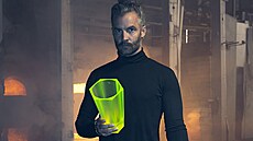 Designér Jan Plechá� s vázami z uranového skla