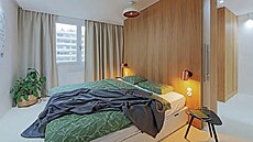 Lo�nici odd�lují od chodby posuvné sklen�né dve�e.