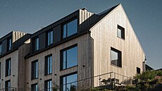 St�echa se sklonem 40 a 7 stup�� je z falcovaného plechu v barevné shod� s...