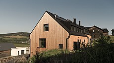 Mod�ínová fasáda, ponechaná bez povrchové úpravy, získá postupem �asu jemnou...