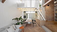 Pi navrhování interiéru si architekti museli poradit s limity danými krovem,...