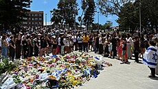 Lidé u improvizovaného památníku na míst� st�elby b�hem oslav �idovského svátku...