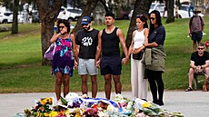 Lidé u improvizovaného památníku na míst stelby bhem oslav idovského svátku...