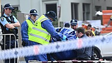 Forenzní experti za�ínají s vypro��ováním t�l po st�elb� b�hem oslav �idovského...