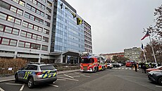 Aktivisté skupiny Greenpeace protestují proti vedení M�P stranou Motoristé sob�...