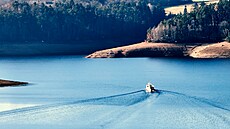 Nízká hladina vodní nádr�e Orlík pohledem z dronu (16. prosinec 2025)