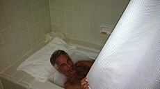 Sn�movna reprezentant� zve�ejnila dal�í fotografie Jeffreyho Epsteina (14....