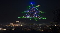 Nejv�t�í váno�ní strom se ka�doro�n� rozsv�cuje na svahu hory Ingino nad m�stem...