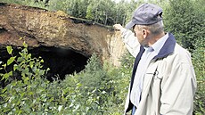 Jan Kotris (na snímku) ze státního podniku Diamo ukazuje na propadlinu �toly u...