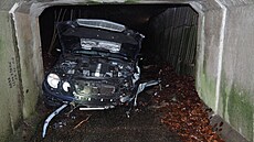 Mikrospánek idie skonil na umpersku siln znieným autem v koryt potoka.