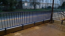 Nádra�ní budova zastávky Olomouc-m�sto udivovala cestující dvojím zábradlím,...