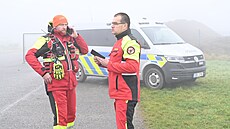 Desítky policist� a hasi�� se zapojily do pro�esávání okolí Halenkovic na...