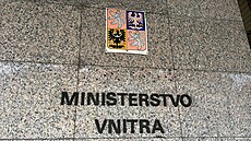 Ze sídla ministerstva vnitra na pra�ské Letné zmizela ukrajinská vlajka. (17....