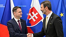 Nový �eský ministr zahrani�í Petr Macinka (vlevo) se se�el se svým slovenským...