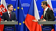 Nový �eský ministr zahrani�í Petr Macinka se se�el se svým slovenským kolegou...