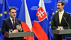 Nový �eský ministr zahrani�í Petr Macinka se se�el se svým slovenským kolegou...