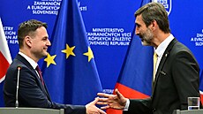 Nový �eský ministr zahrani�í Petr Macinka se se�el se svým slovenským kolegou...