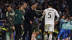 Kou Realu Madrid Xabi Alonso udílí pokyny Judu Bellinghamovi bhem utkání...