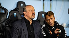 Rafael Benítez diskutuje se svým asistentem b�hem zápasu Panathinaikosu na...