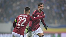 Spar�anský úto�ník Albion Rrahmani slaví gól do sít� Craiovy.