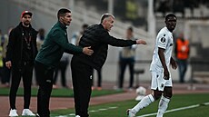 Plzeský kou Martin Hyský bhem utkání na Panathinaikosu.